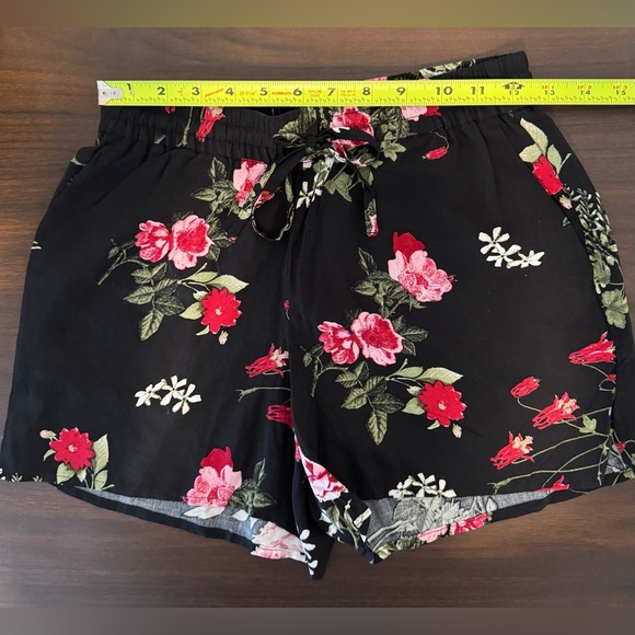 NWT - Vero Moda Floral Black Women's Shorts
(Listing #26) - Picture 6 of 10